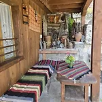бели ружи Feriehus *