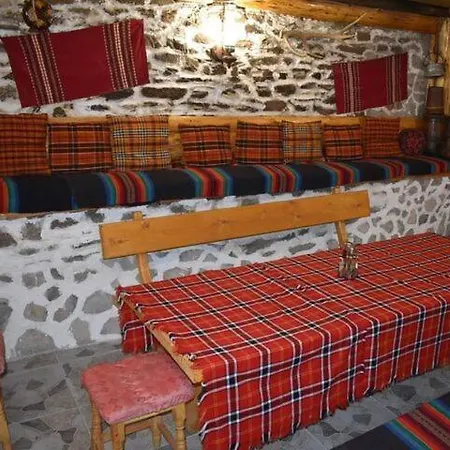бели ружи Nyaraló